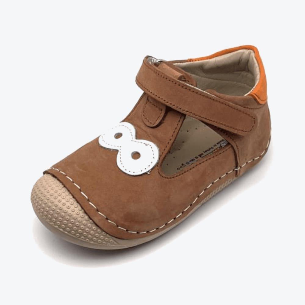 Small Foot Lauflernschuhe, Größe 24, Modell 'Big Eyes', in den Farben Braun und Orange, unter einem 30-Grad-Winkel betrachtet.