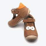 Small Foot Lauflernschuhe, Größe 24, Modell 'Big Eyes', in den Farben Braun und Orange, präsentiert auf dem Titelbild.