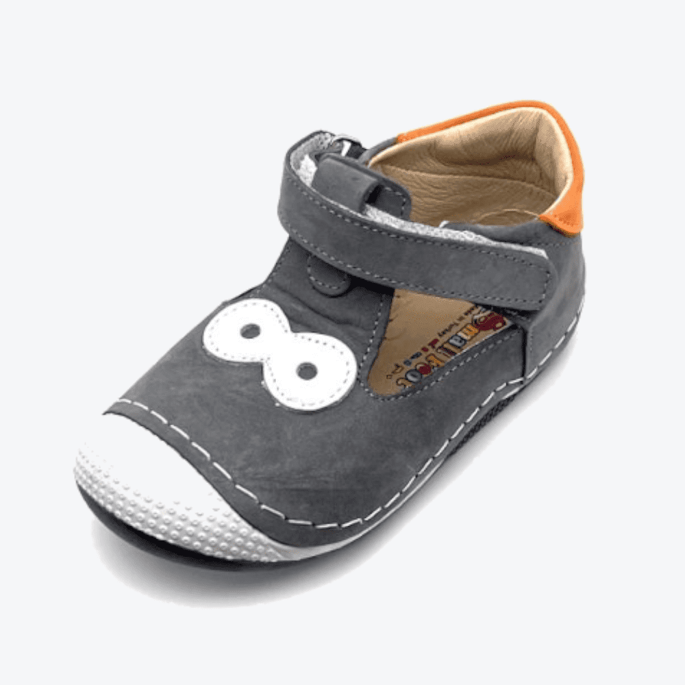 Small Foot Lauflernschuhe, Größe 24, Modell 'Big Eyes', in den Farben Grau und Orange, unter einem 30-Grad-Winkel betrachtet.