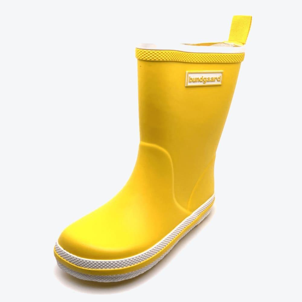 "Die Bundgaard Gummistiefel in Größe 27, Modell Charly High Sunflower, präsentieren sich in strahlendem Gelb aus einem Winkel von 30 Grad.