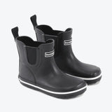 Die Bundgaard Gummistiefel in Größe 25, Modell Charly Low, präsentieren sich in elegantem Schwarz aus einem Winkel von 330 Grad.