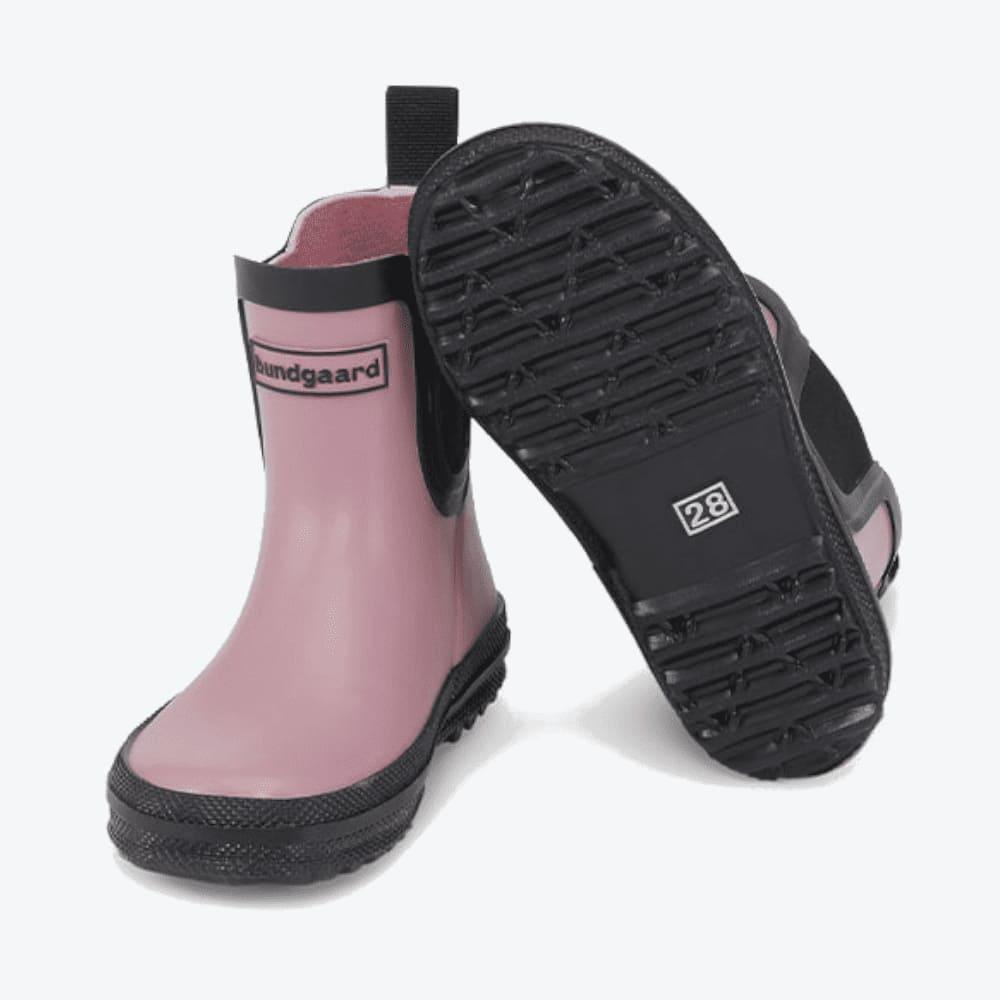 Das Titelbild präsentiert die Bundgaard Gummistiefel in Größe 31, Modell Cloudy Low, in der bezaubernden Farbe Dark Rose.