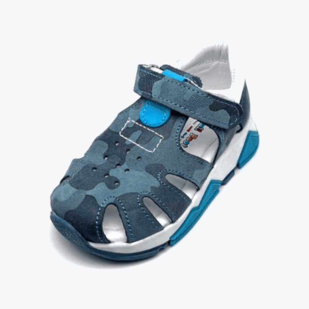 Small Foot Kindersandalen, Größe 21, Modell 'Cezeri-36' in Kamuflaj (Tarnmuster) Blau, unter einem 30-Grad-Winkel betrachtet.