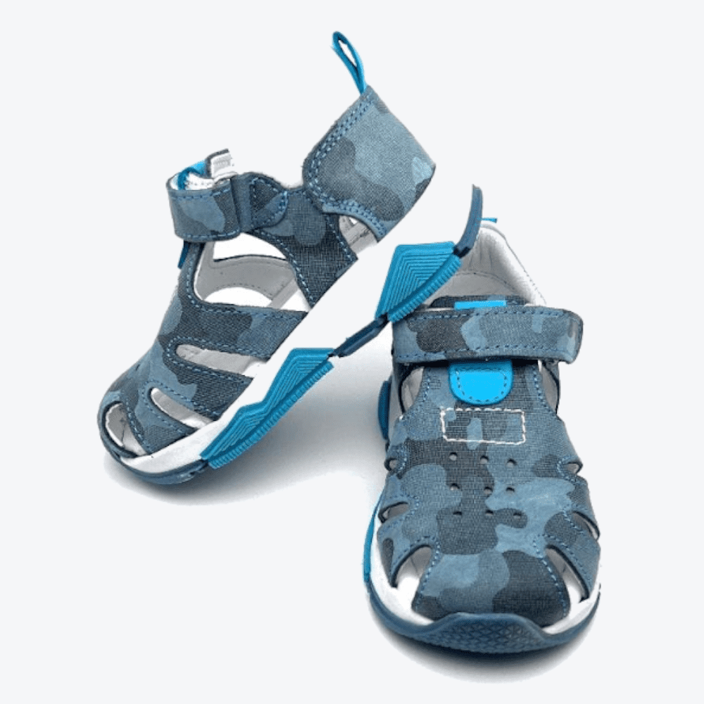 Small Foot Kindersandalen, Größe 21, Modell 'Cezeri-36' in Kamuflaj (Tarnmuster) Blau, präsentiert auf dem Titelbild.