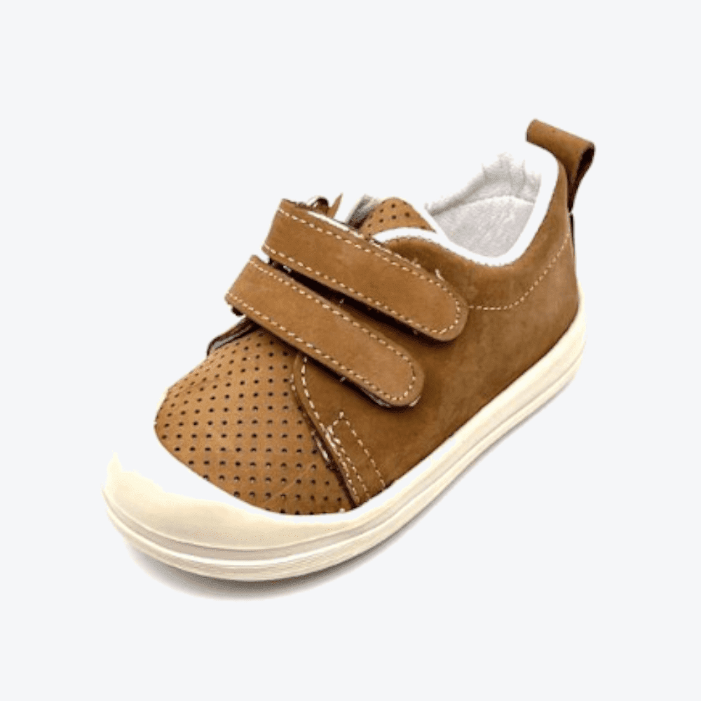 Small Foot Lauflernschuhe, Größe 21, Modell 'Fufu Foop Brown Model1' in der Farbe Braun, unter einem 30-Grad-Winkel betrachtet.