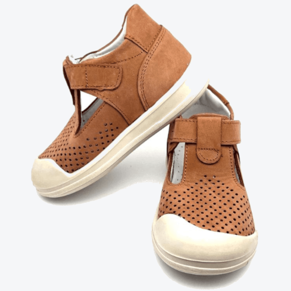 Small Foot Lauflernschuhe, Größe 23, Modell 'Fufu Foop Brown Model2' in der Farbe Braun, präsentiert auf dem Titelbild.