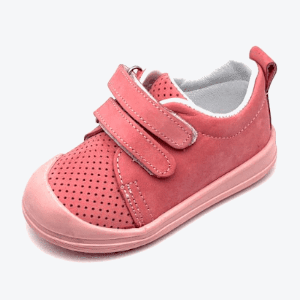 Small Foot Lauflernschuhe, Größe 25, Modell 'Fufu Foop Kity Model1' in der Farbe Pink, unter einem 30-Grad-Winkel betrachtet.