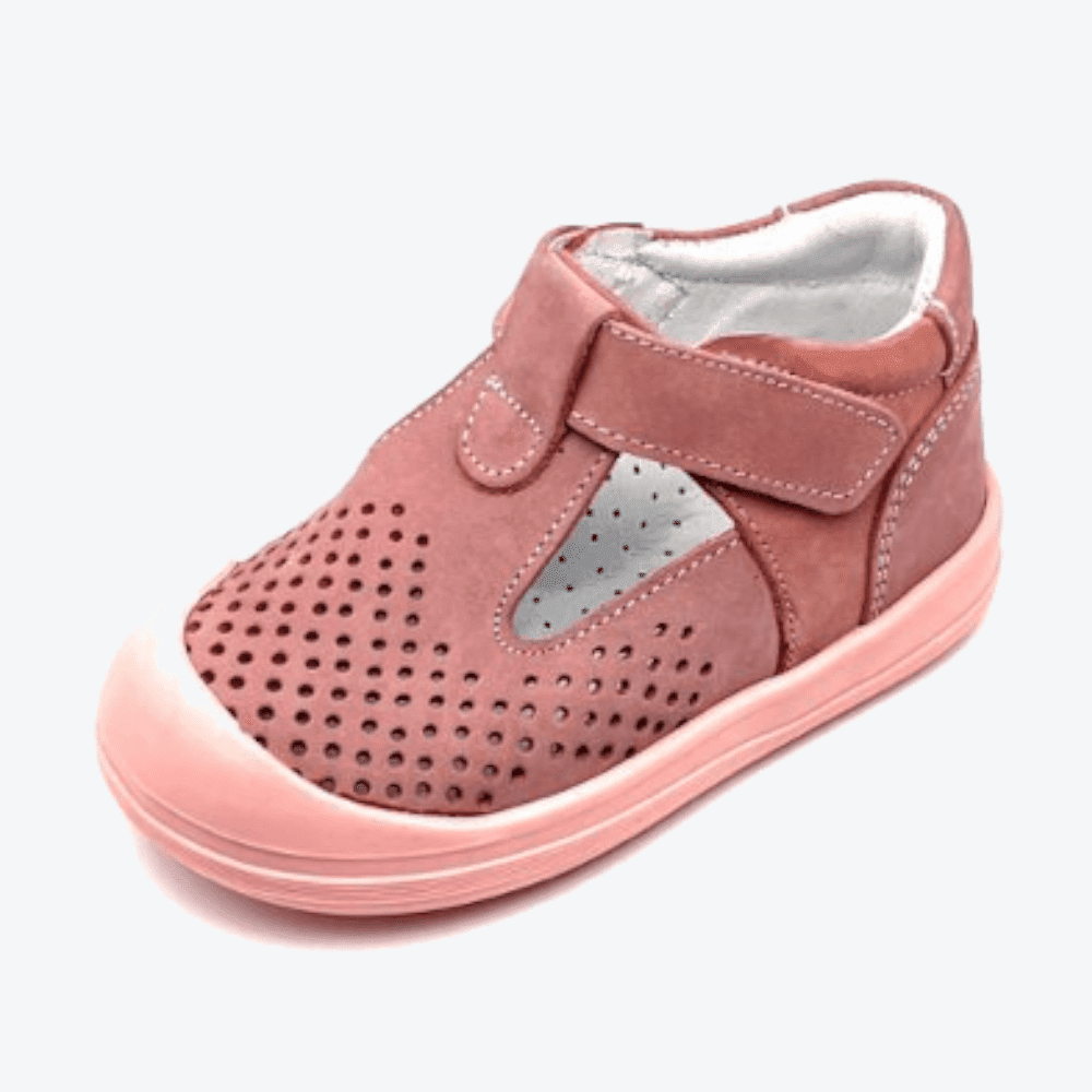 Small Foot Lauflernschuhe, Größe 20, Modell 'Fufu Foop Kity Model2' in der Farbe Pink, unter einem 30-Grad-Winkel betrachtet.