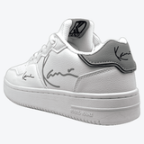 Karl Kani Sneakers Kani 89 Logo GS – stylische weiße Sneaker mit grauen Details und markantem Logo an der Ferse. Perfekt für sportliche und urbane Looks.